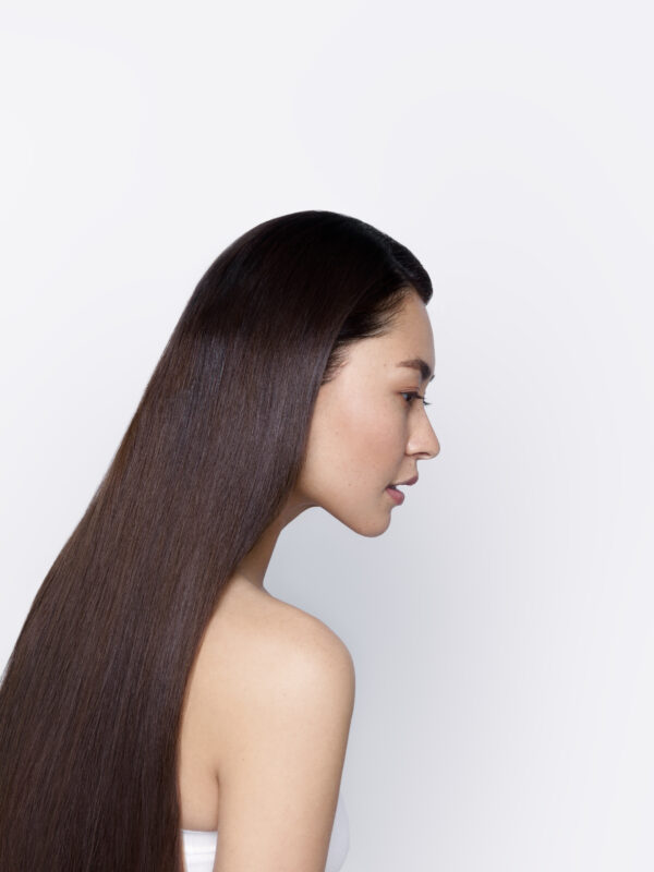 AnteAGE MD microneedling hair solution. Kvinna med långt hår. Ökad hårväxt. Vackert och naturligt hår